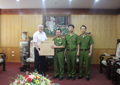 Thư viện Nghiệp vụ Cảnh sát tiếp nhận thiết bị tin học do Cảnh sát Liên bang Úc trao tặng